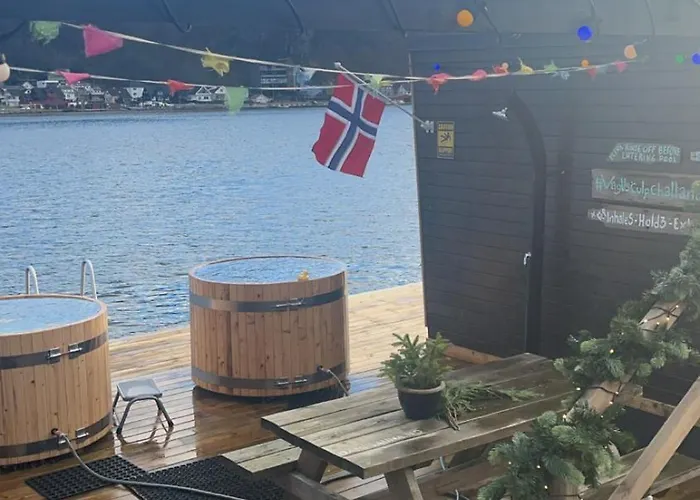 Sentral Og Lys Leilighet Med Stor Uteplass Og Gratis Parkering