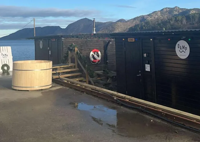 Sentral Og Lys Leilighet Med Stor Uteplass Og Gratis Parkering