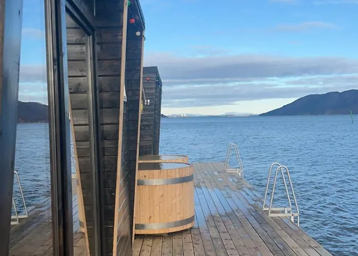Sentral Og Lys Leilighet Med Stor Uteplass Og Gratis Parkering