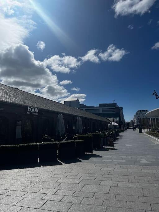 Apartment Sentral Og Lys Med Stor Uteplass Og Gratis Parkering