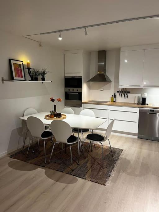 Sentral Og Lys Med Stor Uteplass Og Gratis Parkering Apartment