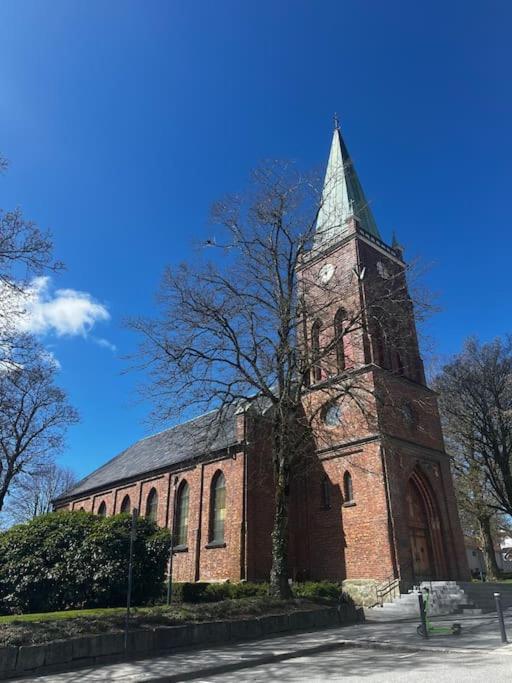 Sentral Og Lys Med Stor Uteplass Og Gratis Parkering Apartment